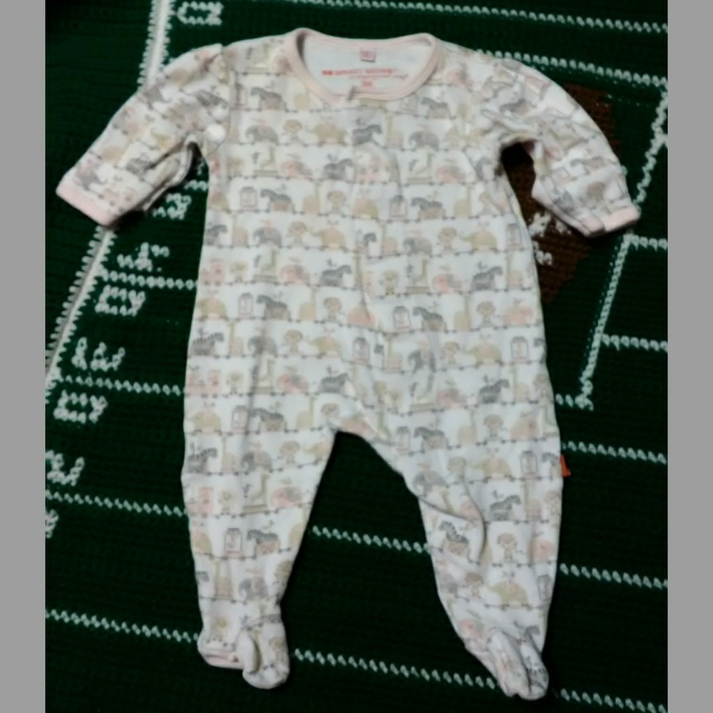 Magnetic close romper